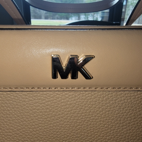 Michael Kors Butternut Tan Tote Bag - Picture 11 of 16